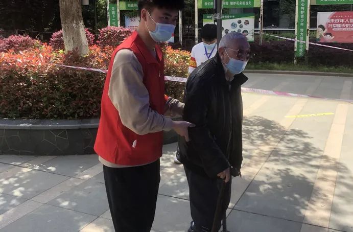 市政建設再出發(fā) 助力社區(qū)核酸檢測6913.jpg